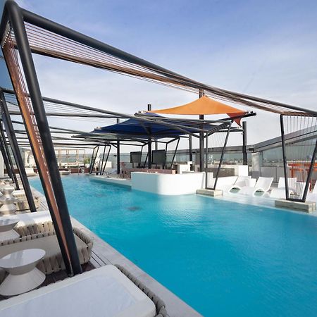 So/ Uptown Dubai Ξενοδοχείο Εξωτερικό φωτογραφία The rooftop pool at the hotel