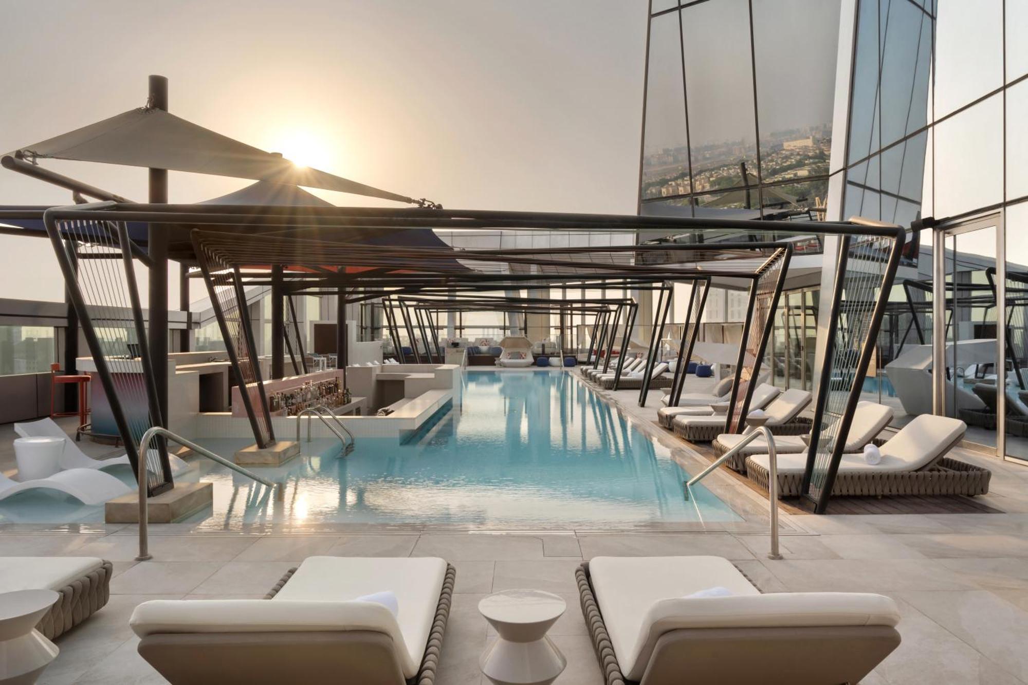 So/ Uptown Dubai Ξενοδοχείο Εξωτερικό φωτογραφία The rooftop pool at the hotel