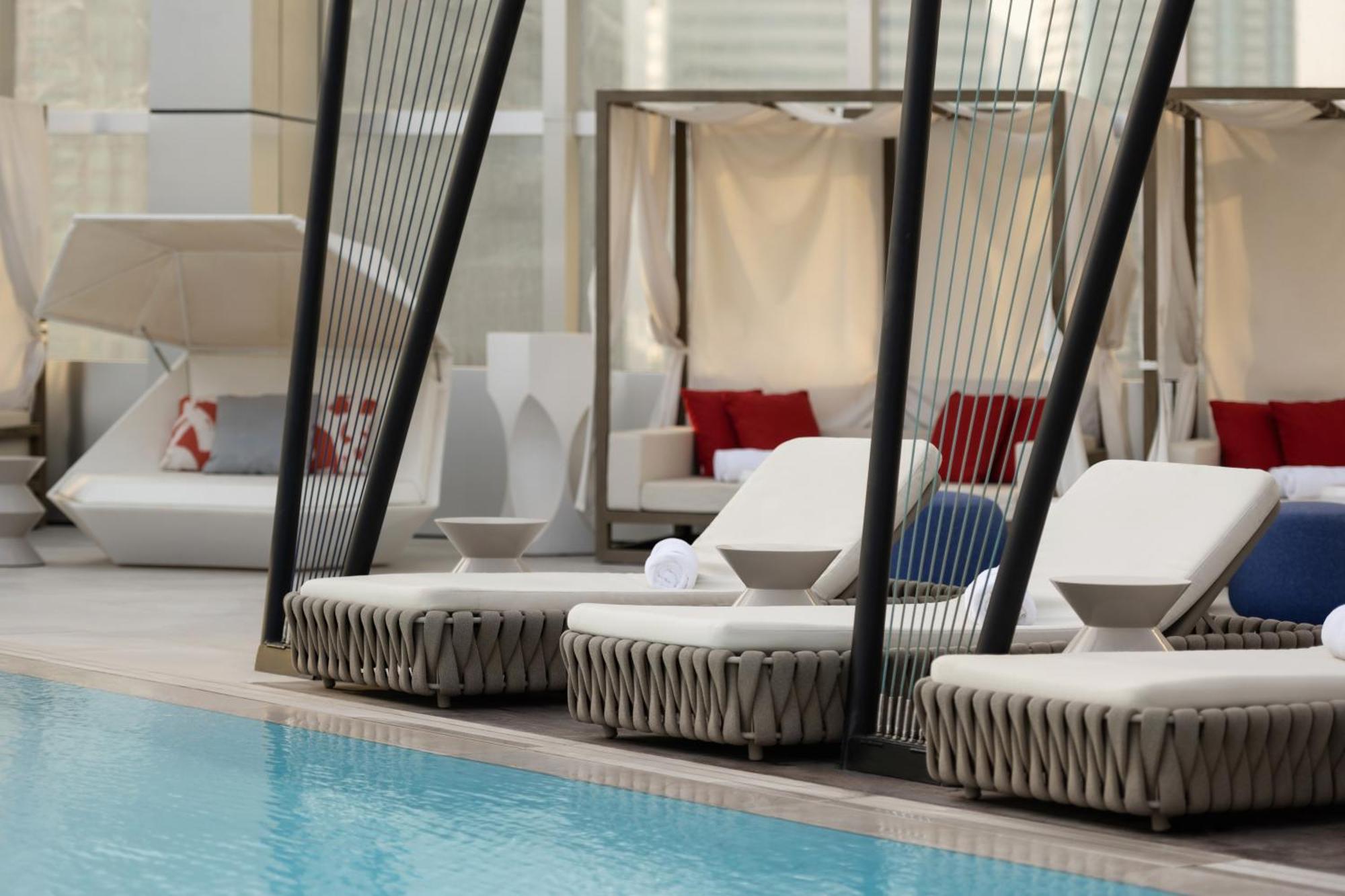 So/ Uptown Dubai Ξενοδοχείο Εξωτερικό φωτογραφία The pool at the hotel
