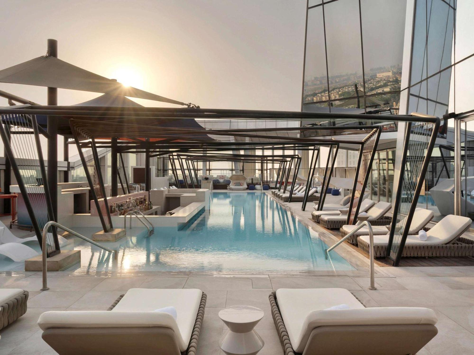 So/ Uptown Dubai Ξενοδοχείο Εξωτερικό φωτογραφία The rooftop pool at the hotel