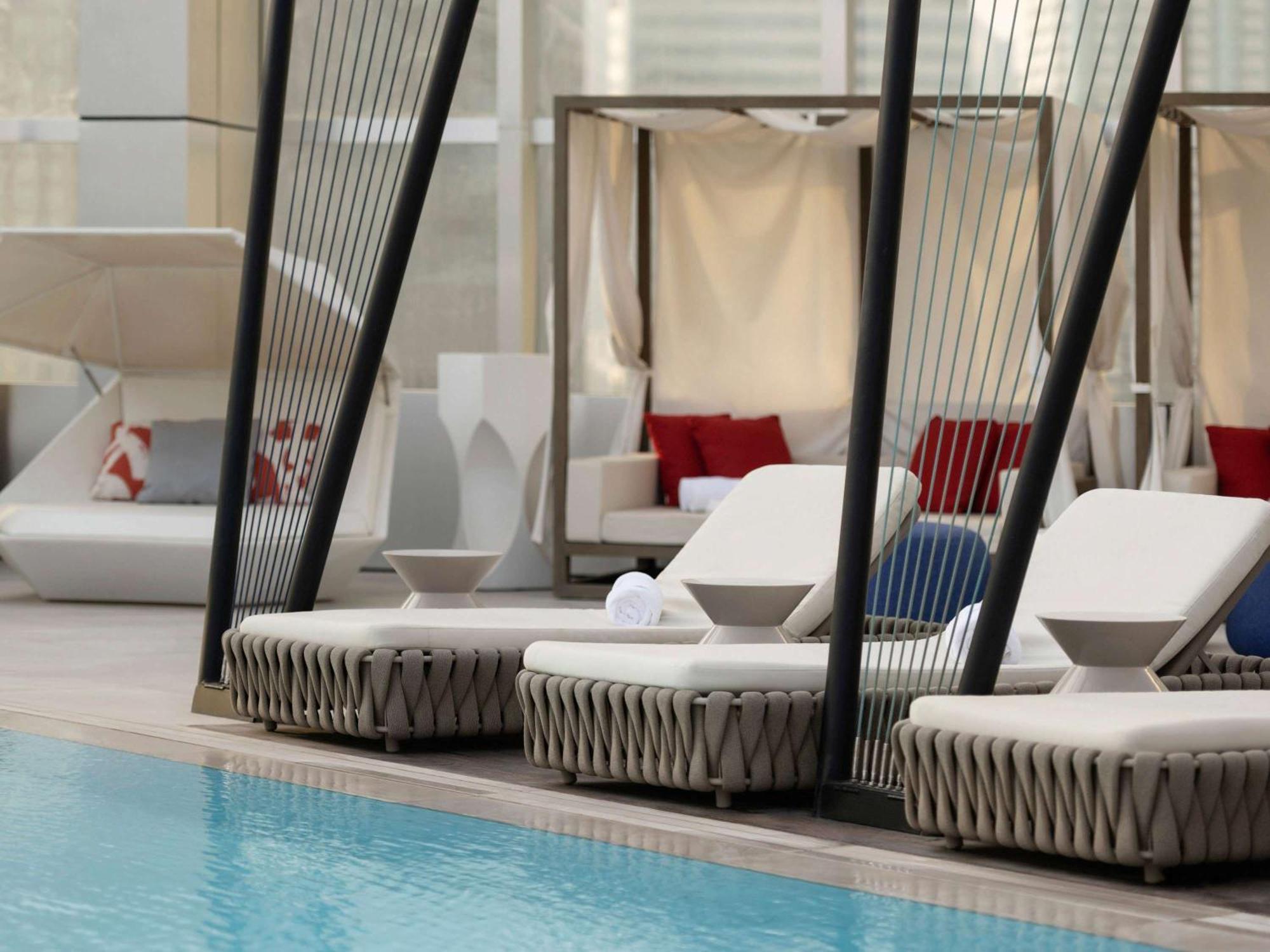 So/ Uptown Dubai Ξενοδοχείο Εξωτερικό φωτογραφία Cabanas at the pool