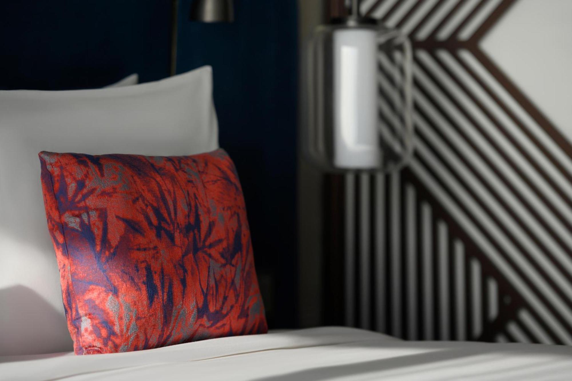 So/ Uptown Dubai Ξενοδοχείο Δωμάτιο φωτογραφία A throw pillow