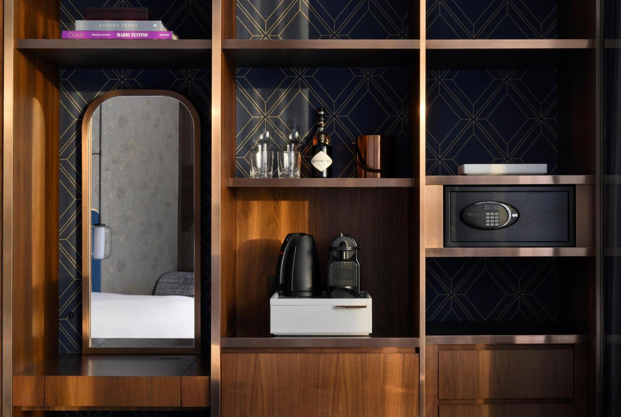 So/ Uptown Dubai Ξενοδοχείο Δωμάτιο φωτογραφία A safe in a hotel room
